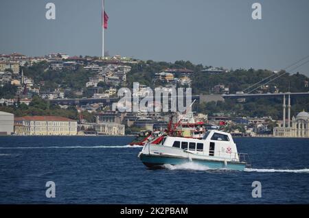 Istanbul, Turquie 6 septembre, 2022 : taxi maritime et ferry pour voiture dans la municipalité d'Istanbul. Banque D'Images