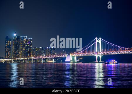 Pont Gwangan et gratte-ciel dans la nuit. Busan, Corée du Sud Banque D'Images