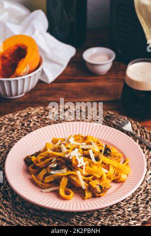 Pâtes à la citrouille aux champignons Banque D'Images