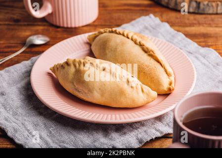 Tourtes de chou cuites au four sur une assiette. Banque D'Images