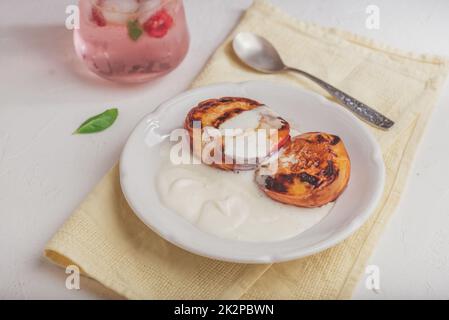 Pêches cuites au four avec du sucre brun Banque D'Images