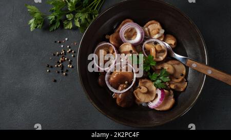 Champignons salés, Lactarius resimus, récolte d'automne. Champignons marinés marinés, oignons rouges, poivrons, ail et feuilles de Laurier. Lactarius resimus salé avec de l'huile et de l'aneth frais haché Banque D'Images