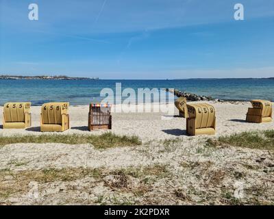 Chaises de plage lors d'une journée d'été ensoleillée sur la plage de la mer Baltique. Banque D'Images