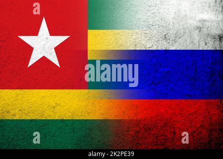 Drapeau national de la Fédération de Russie avec la République togolaise Togo drapeau national. Grunge l'arrière-plan Banque D'Images
