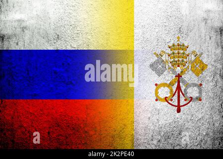 Drapeau national de la Fédération de Russie avec drapeau national de la Cité du Vatican. Grunge l'arrière-plan Banque D'Images