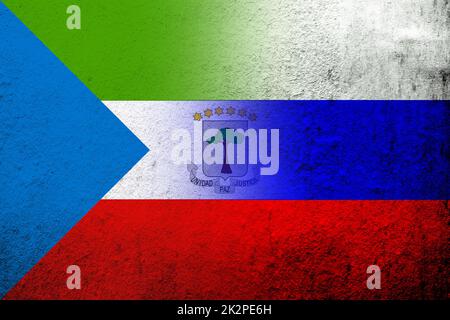 Drapeau national de la Fédération de Russie avec la République de Guinée équatoriale drapeau national. Grunge l'arrière-plan Banque D'Images