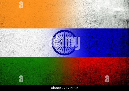 Drapeau national de la Fédération de Russie avec la République de l'Inde drapeau national. Grunge l'arrière-plan Banque D'Images