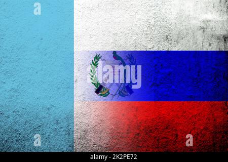 Drapeau national de la Fédération de Russie avec la République du Guatemala drapeau national. Grunge l'arrière-plan Banque D'Images