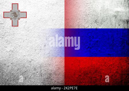 Drapeau national de la Fédération de Russie avec la République de Malte drapeau national. Grunge l'arrière-plan Banque D'Images