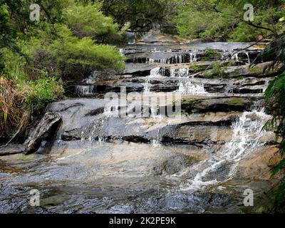 Vue sur les Cascades de Leura dans les montagnes bleues Banque D'Images