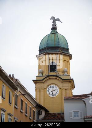 Façades de la rue Korzo à Rijeka, croatie, avec la tour de la ville, ou gradski toranj, une tour d'horloge baroque du 19th siècle, et un important point de repère de Rijeka Banque D'Images