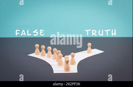 Foule de gens suivent le chemin de la fausse information, on pense différent et prend sa propre façon et décisions, la propagande et la théorie du complot, les médias et la question de manipulation Banque D'Images