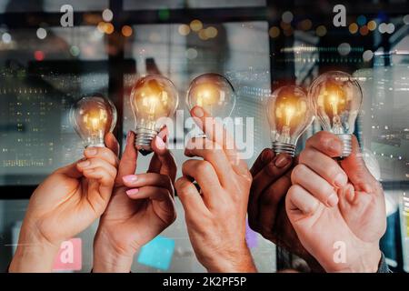 Travail d'équipe et remue-méninges avec des hommes d'affaires qui partagent une idée avec une lampe Banque D'Images