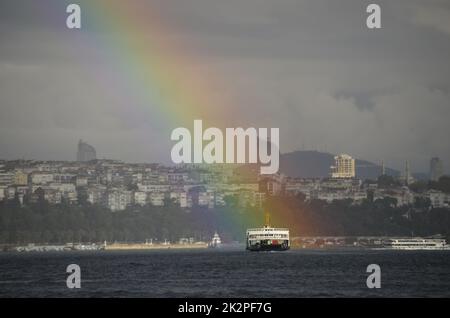 Arc-en-ciel, ferry et mer au Bosphore, Istanbul, Turquie Banque D'Images