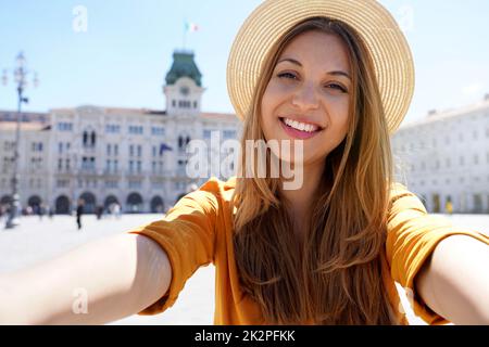 Tourisme en Europe. Autoportrait d'une jeune touriste souriante en visite à Trieste, Italie. Banque D'Images