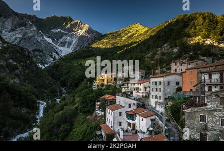 Village de Colonnata et montagnes de Carrare. Arezzo Toscane Italie Banque D'Images