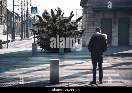 Un homme debout sur la traversée piétonne devant la molécule de virus géant. Concept de pandémie Banque D'Images