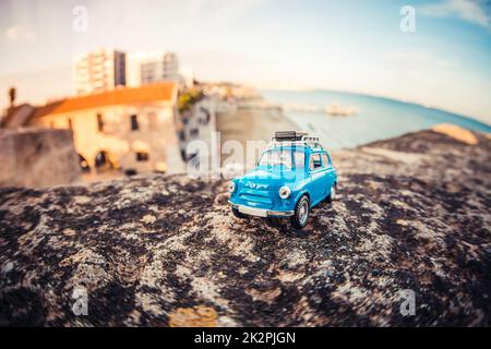 Voiture de voyage miniature avec bagages sur un toit. Banque D'Images