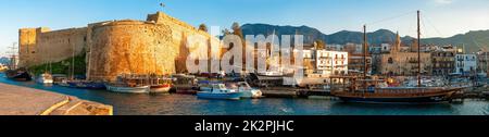 Château médiéval et vue sur le port de Kyrenia Banque D'Images