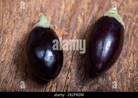 deux petites aubergines sur bois Banque D'Images