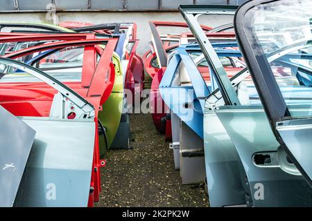 portes de voiture de différentes couleurs dans un jardin de voitures Banque D'Images