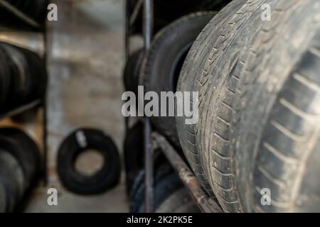 utilisez des pneus de voiture sur la tablette en stock Banque D'Images