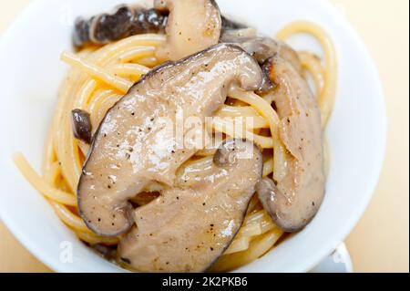 Les pâtes spaghetti italien et les champignons Banque D'Images