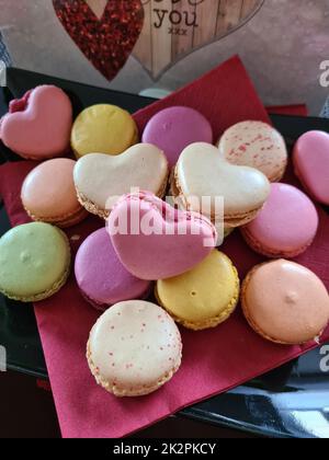 Concept de la Saint-Valentin. Pâtisseries françaises de macaron avec fleurs Banque D'Images