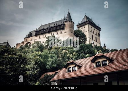 Le château Karlstejn, un grand château gothique médiéval. Karlstejn village, République tchèque Banque D'Images