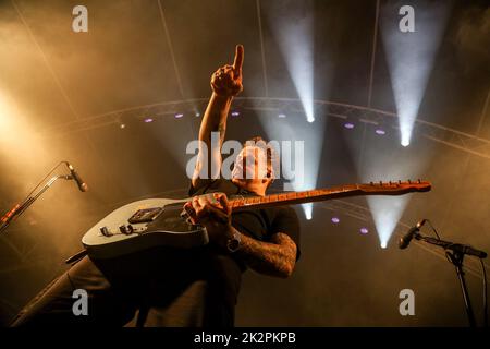 Une belle photo de Danny Jones de Mcfly qui se produit au Tom Kerridge's Pub dans le parc de St Albans Banque D'Images