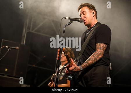 Une belle photo de Danny Jones de Mcfly qui se produit au Tom Kerridge's Pub dans le parc de St Albans Banque D'Images