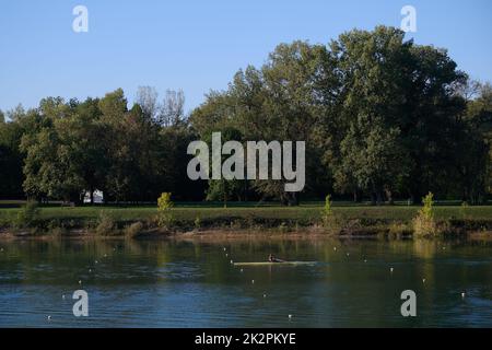 Photo prise le 23 septembre 2022 à Zagreb, scénographie d'automne sur le lac Jarun de Zagreb le premier jour du printemps. Photo: Davor Puklavec/PIXSELL Banque D'Images