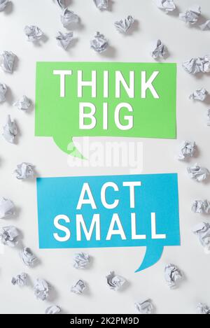 Légende conceptuelle Think Big Act Small. Concept Internet les grands objectifs ambitieux prennent peu de pas un à la fois Banque D'Images