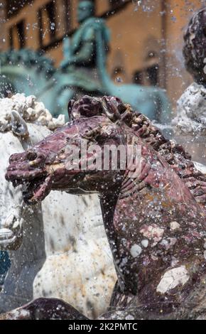 Détail des statues des chevaux de mer sur la Fontana del Nettuno, sur la Piazza della Signora à Florence, en Toscane. Banque D'Images