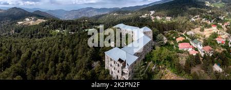 Ruines d'un hôtel abandonné dans les montagnes de Troodos.Village de Prodromos, district de Limassol, Chypre Banque D'Images