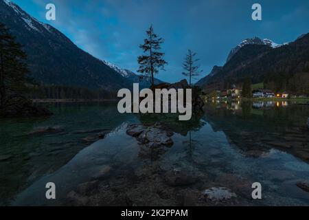 Aube au lac Hintersee près de Ramsau, Berchtesgaden, Bavière, Allemagne Banque D'Images