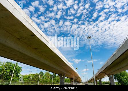 Vue de dessous de l'autoroute en béton surélevée. Passez devant une route en béton. Structure solide du pont de ciment. Construction de ponts en béton. Architecture de pont. Concept de politique budgétaire d'infrastructure Banque D'Images