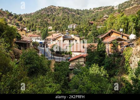 Kakopetria, célèbre village touristique du côté nord de la chaîne de montagnes Troodos. District de Nicosie. Chypre Banque D'Images