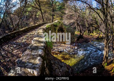 Pont de Tzelefos, également connu sous le nom de Gefiri tou Tzelefou. District de Paphos, Chypre Banque D'Images