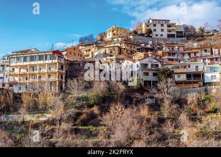 Vue sur le village d'Agros. District de Limassol, Chypre Banque D'Images