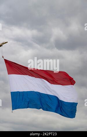 Drapeau hollandais hissé lors d'un jour férié Banque D'Images