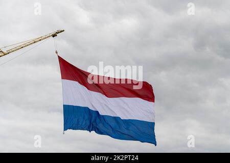 Drapeau hollandais hissé lors d'un jour férié Banque D'Images