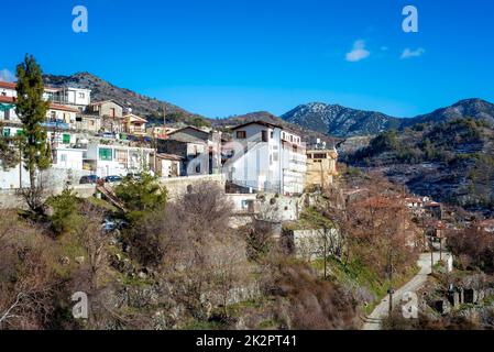 Vue sur le village d'Agros et la chaîne de montagnes TroodossMountain. District de Limassol, Chypre Banque D'Images