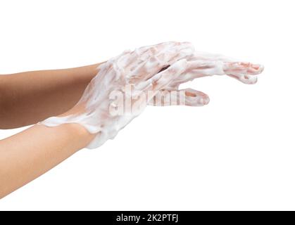 Femme se lavant les mains avec du savon moussant sur fond blanc. Banque D'Images
