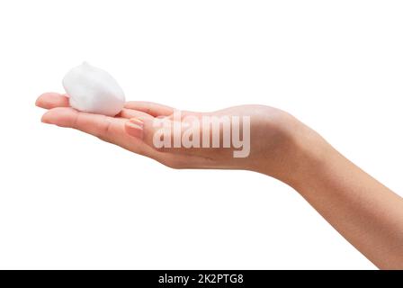 Main femelle avec bulles de savon sur fond blanc. Banque D'Images