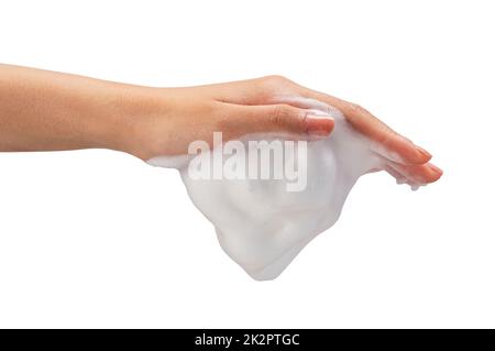 Main femelle avec bulles de savon sur fond blanc. Banque D'Images