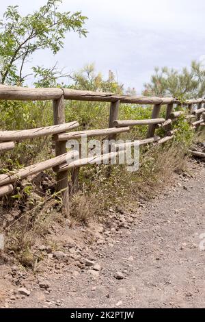 Sentier pittoresque en tuf volcanique fin et pointu jusqu'au sommet du Vésuve, Mont Vésuve, Italie Banque D'Images