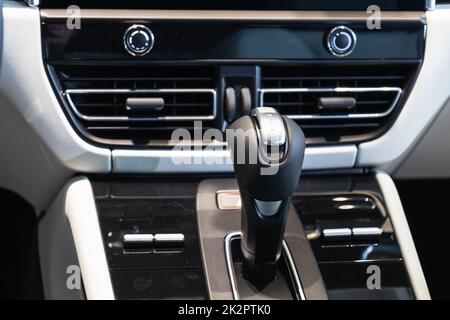 Intérieur de voiture moderne et coûteux et poignée de changement de vitesse de boîte de vitesses Banque D'Images