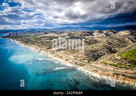 Vue aérienne de White & Rocky Beach. Région du village de Monagroulli. District de Limassol, Chypre Banque D'Images