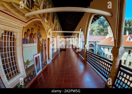 Le cloître du monastère de Kykkos dans les montagnes de Troodos et la cour. Le district de Paphos, Chypre Banque D'Images